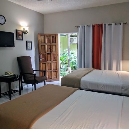 Christar Villas Hotel คิงส์ตัน ภายนอก รูปภาพ