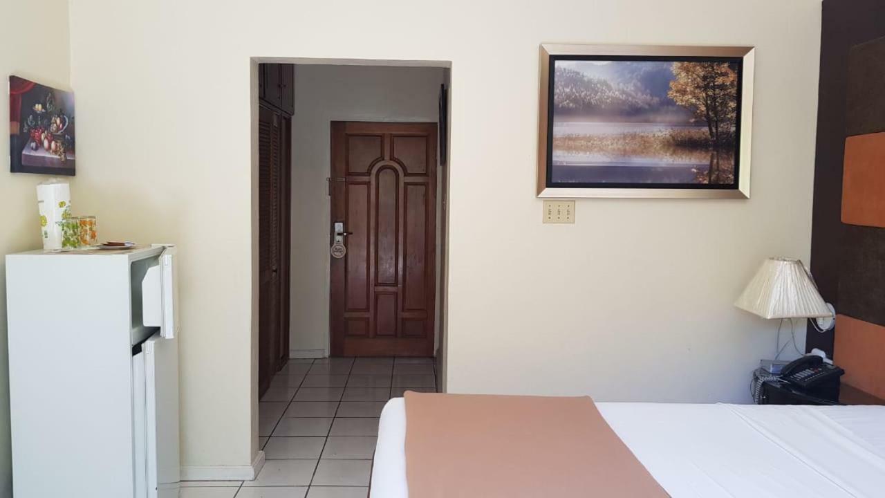 Christar Villas Hotel คิงส์ตัน ภายนอก รูปภาพ